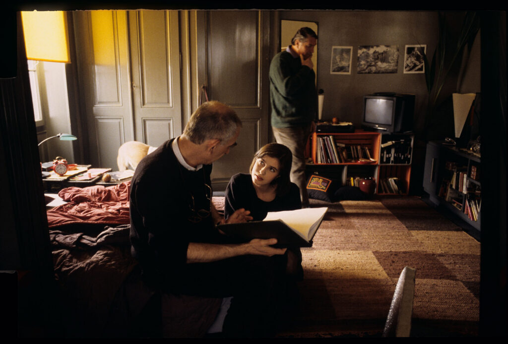 Krzysztof Kieślowski udziela wskazówek Irène Jacob (grającej Valentine) na planie zdjęciowym w mieszkaniu Valentine.