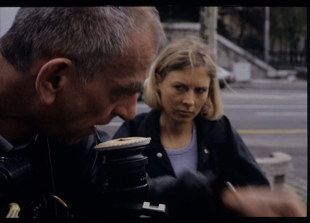 Krzysztof Kieślowski (reżyser) i Muriel Coulin (asystentka operator) na planie zdjęciowym.
