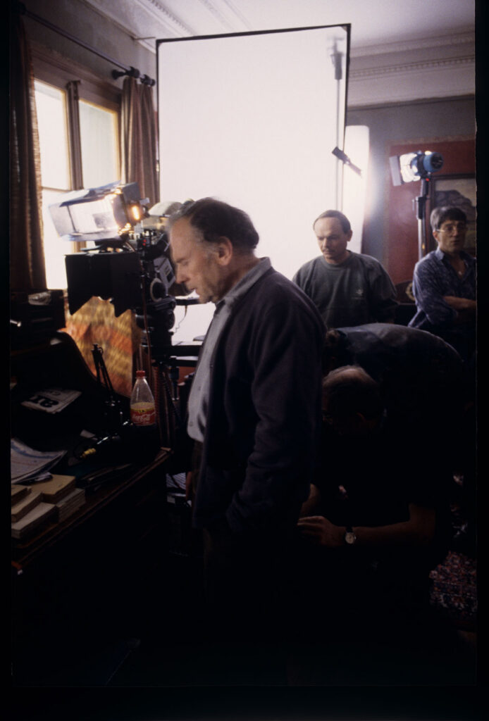 Plan zdjęciowy w mieszkaniu sędziego. Widoczni: Trintignant (aktor), Kieślowski (reżyser), Jedynak (asystent operatora).