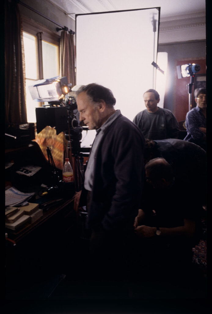 Plan zdjęciowy w mieszkaniu sędziego. Widoczni: Trintignant (aktor), Kieślowski (reżyser), Jedynak (asystent operatora).