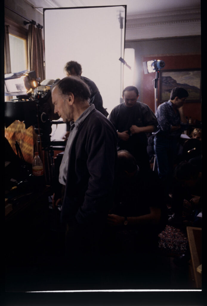 Plan zdjęciowy w mieszkaniu sędziego. Widoczni: Trintignant (aktor), Kieślowski (reżyser), Jedynak (asystent operatora).