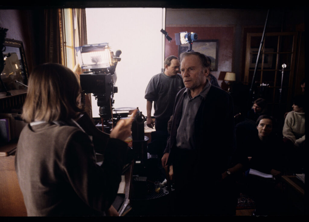 Kręcenie sceny w mieszkaniu sędziego. Widoczni aktorzy: Jean-Louis Trintignant (Joseph Kern) i Irène Jakob (Valentine).