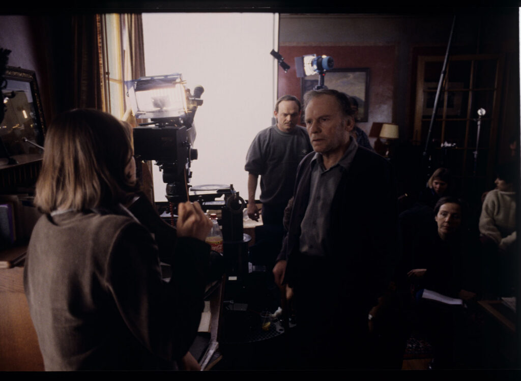 Kręcenie sceny w mieszkaniu sędziego. Widoczni aktorzy: Jean-Louis Trintignant (Joseph Kern) i Irène Jakob (Valentine).