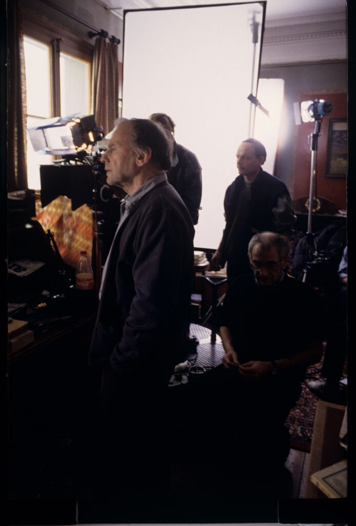 Plan zdjęciowy w mieszkaniu sędziego. Widoczni: Trintignant (aktor), Kieślowski (reżyser), Jedynak (asystent operatora).