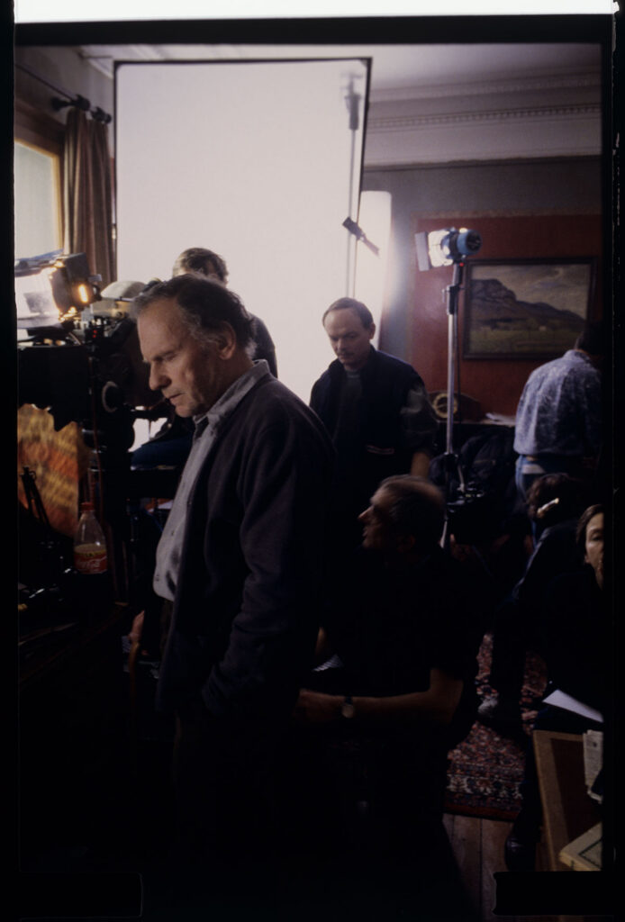 Plan zdjęciowy w mieszkaniu sędziego. Widoczni: Trintignant (aktor), Kieślowski (reżyser), Jedynak (asystent operatora).