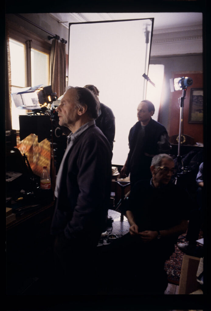 Plan zdjęciowy w mieszkaniu sędziego. Widoczni: Trintignant (aktor), Kieślowski (reżyser), Jedynak (asystent operatora).