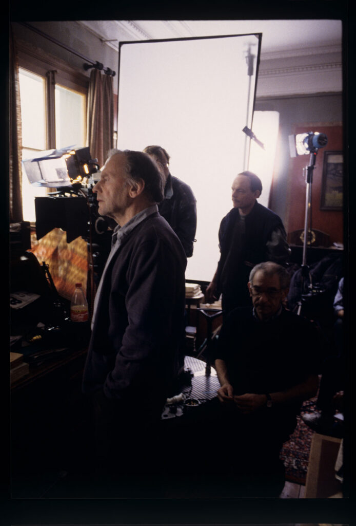 Plan zdjęciowy w mieszkaniu sędziego. Widoczni: Trintignant (aktor), Kieślowski (reżyser), Jedynak (asystent operatora).