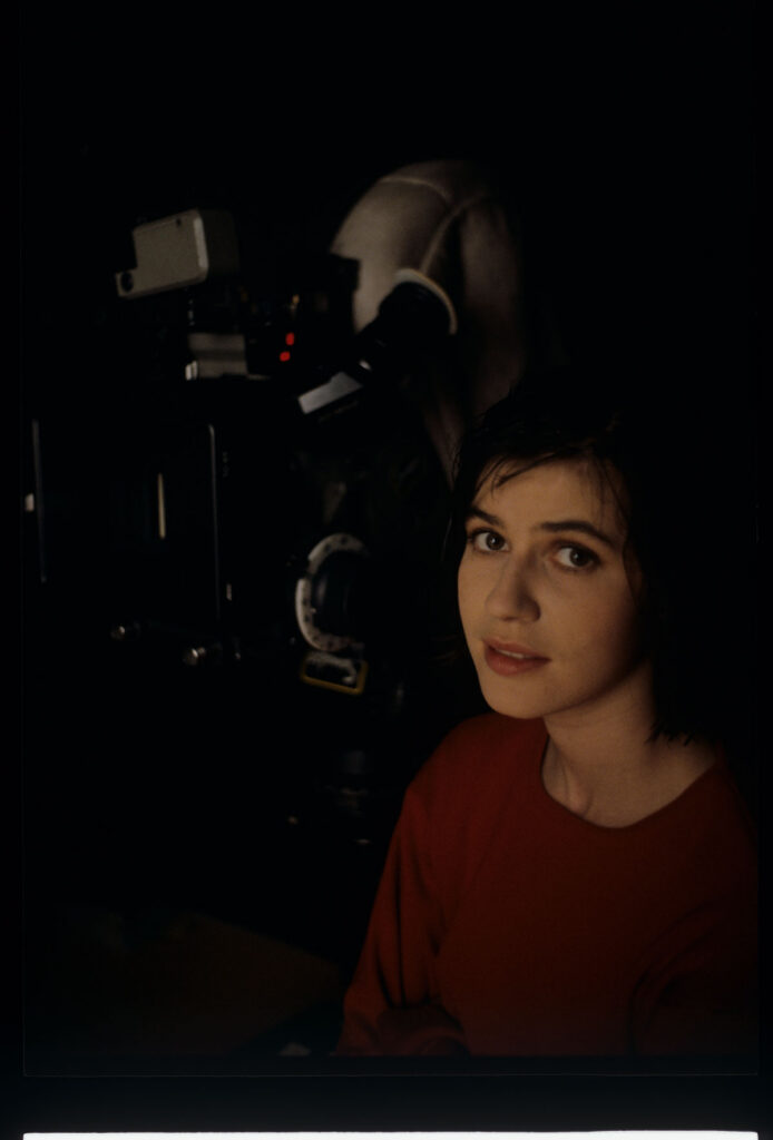 Irène Jacob jako Valentine na planie zdjęciowym podczas kręcenia sceny sesji fotograficznej do kampanii reklamowej.