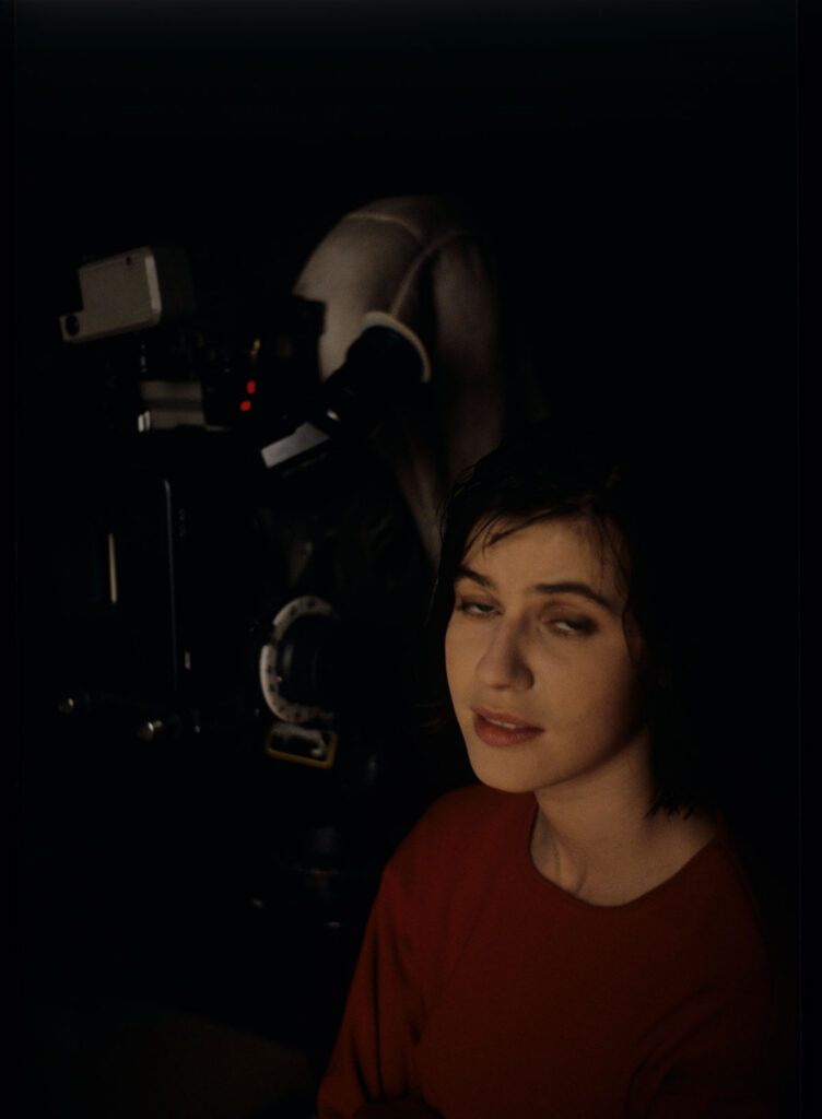 Irène Jacob jako Valentine na planie zdjęciowym podczas kręcenia sceny sesji fotograficznej do kampanii reklamowej.