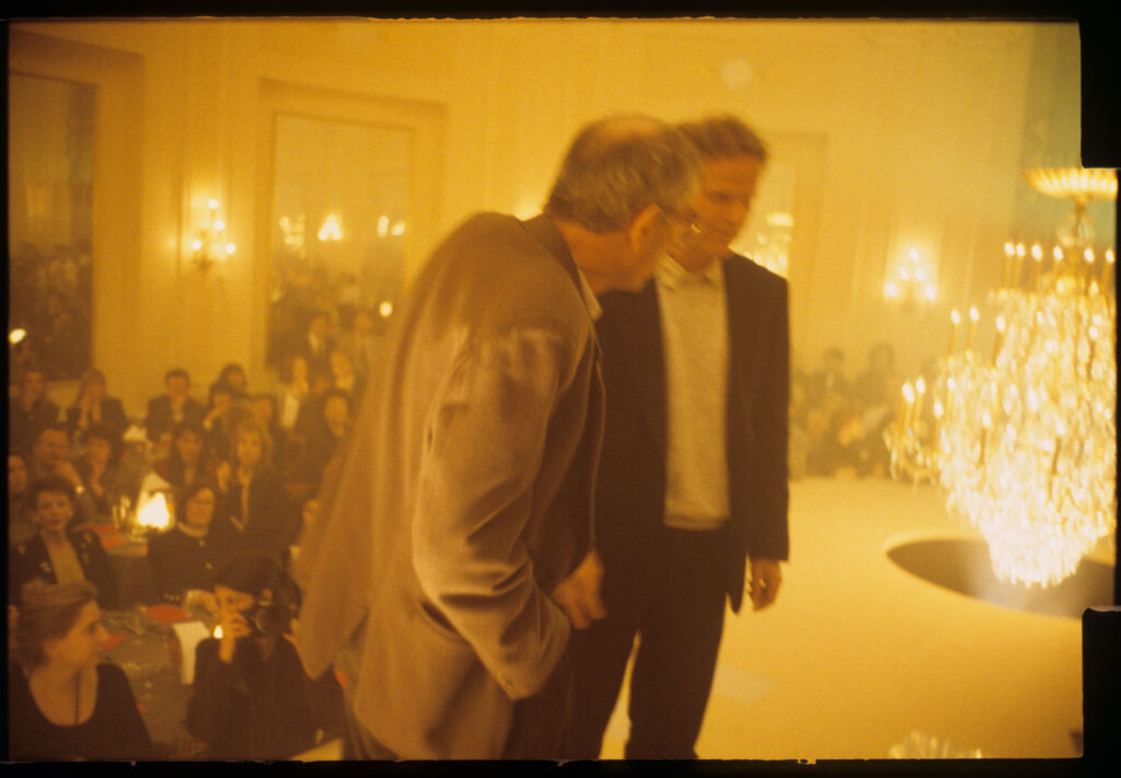 Krzysztof Kieślowski (reżyser) i Roman Gren (tłumacz) na planie zjęciowym pokazu mody z udziałem Valentine.