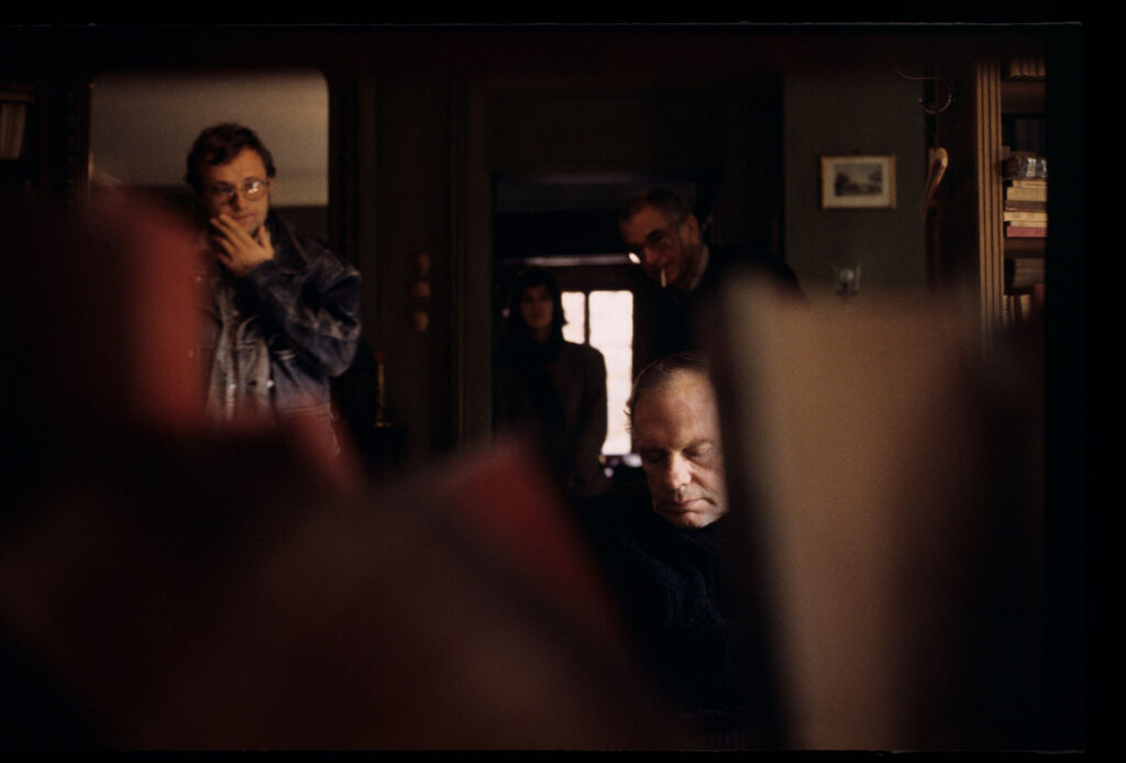 Plan zdjęciowy w mieszkaniu sędziego. Na zdjęciu widoczni Kieślowski (reżyser) i Trintignant (aktor).