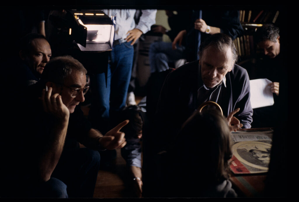 Plan zdjęciowy w mieszkaniu sędziego. Krzysztof Kieślowski (reżyser) udziela wskazówek aktorom.