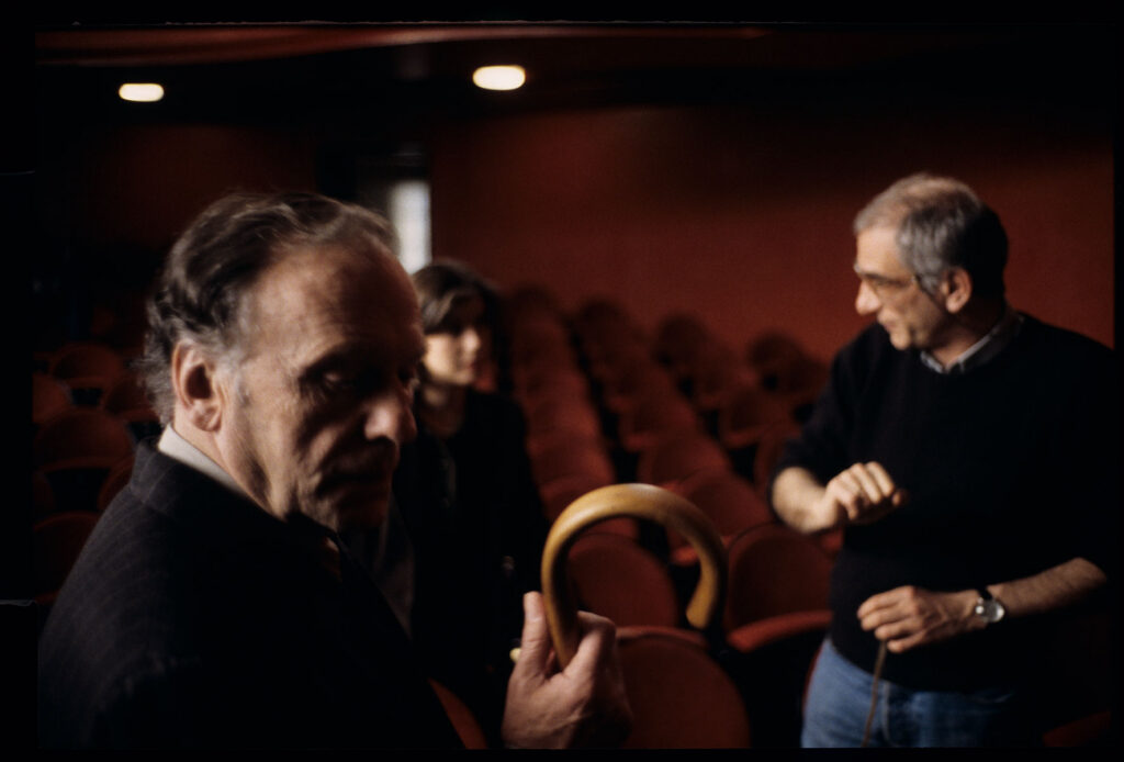 Kieślowski (reżyser), Jacob (aktorka) oraz Trintignant (aktor) na planie zdjęciowym w teatrze po pokazie mody.