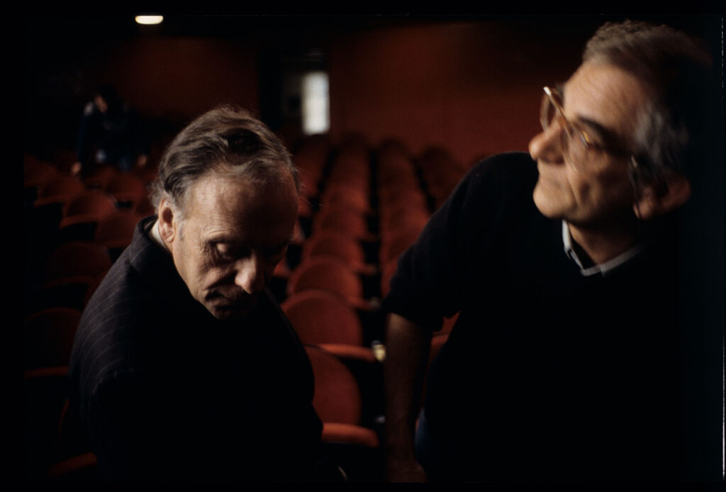 Kieślowski (reżyser) oraz Trintignant (aktor) na planie zdjęciowym w teatrze po pokazie mody.