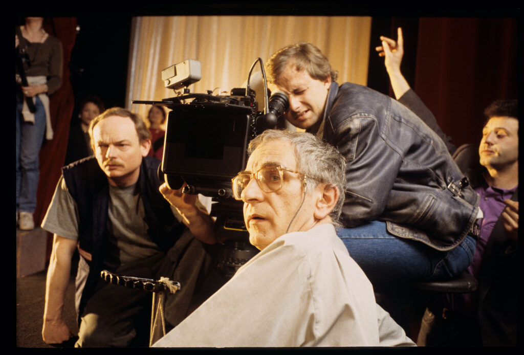 Kieślowski (reżyser) z osobami z ekipy filmowej podczas kręcenia sceny w filmie pokazu mody.