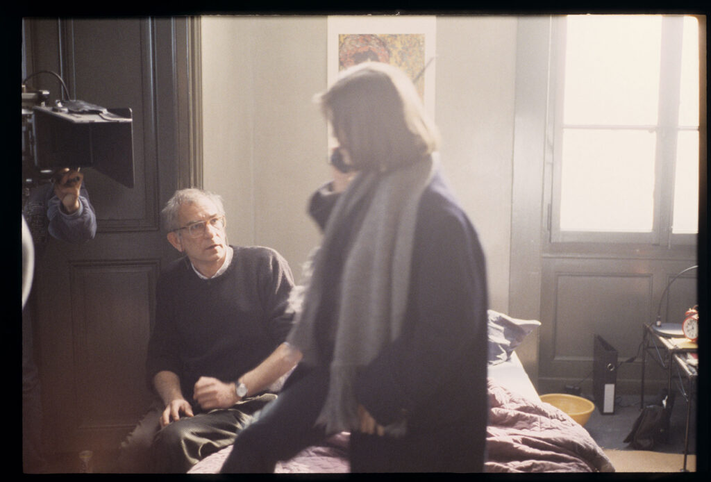 Krzysztof Kieślowski (reżyser) i Irène Jacob (aktorka) na planie zdjęciowym w mieszkaniu Valentine.