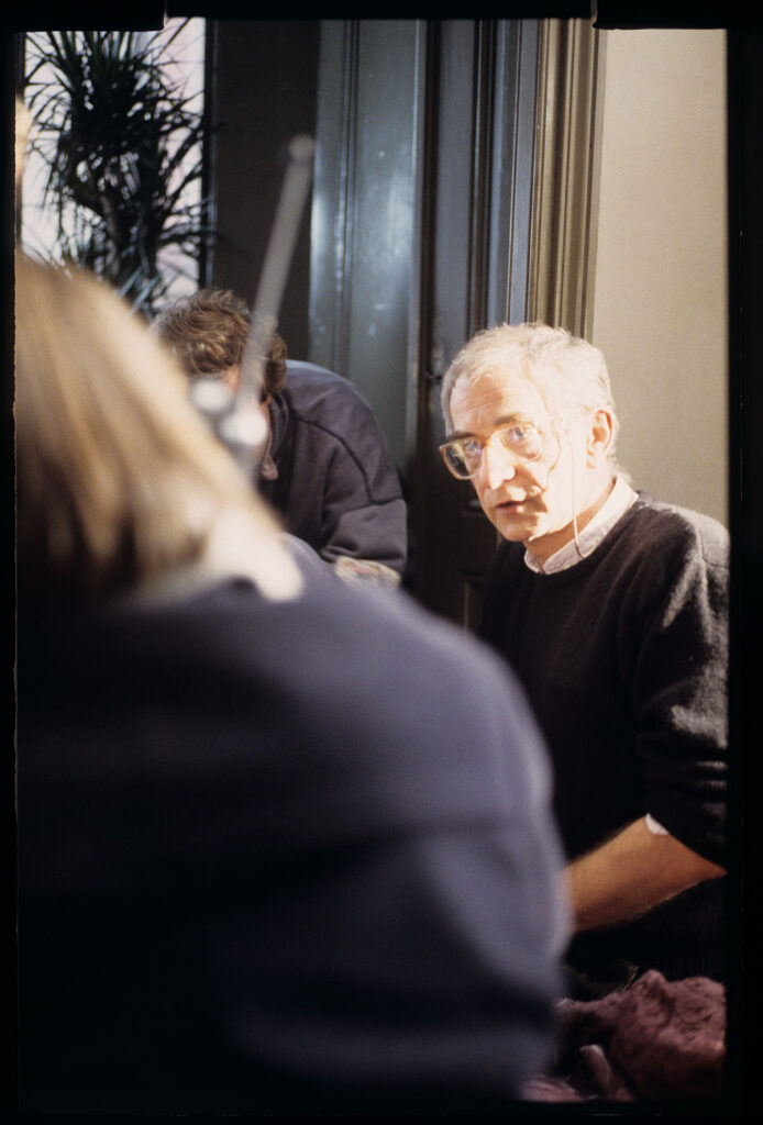 Krzysztof Kieślowski (reżyser) i Irène Jacob (aktorka) na planie zdjęciowym w mieszkaniu Valentine.