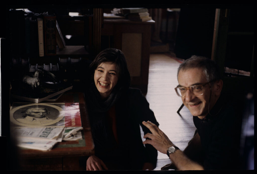 Krzysztof Kieślowski (reżyser) i Irène Jacob (aktorka) na planie zdjęciowym w mieszkaniu Valentine.