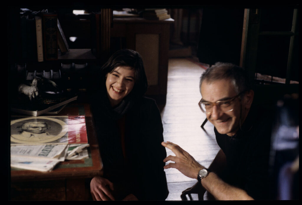 Krzysztof Kieślowski (reżyser) i Irène Jacob (aktorka) na planie zdjęciowym w mieszkaniu sędziego.