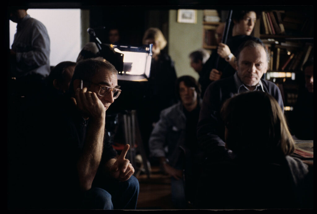 Krzysztof Kieślowski (reżyser) i Irène Jacob (aktorka) na planie zdjęciowym w mieszkaniu sędziego.