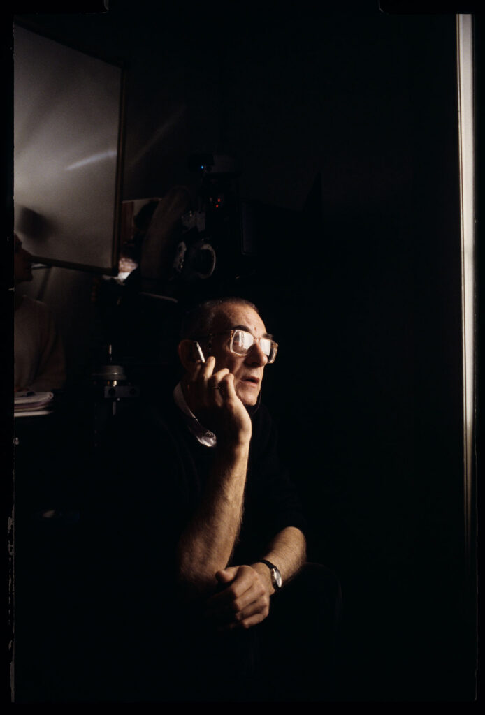 Krzysztof Kieślowski (reżyser) na planie zdjęciowym w mieszkaniu sędziego.
