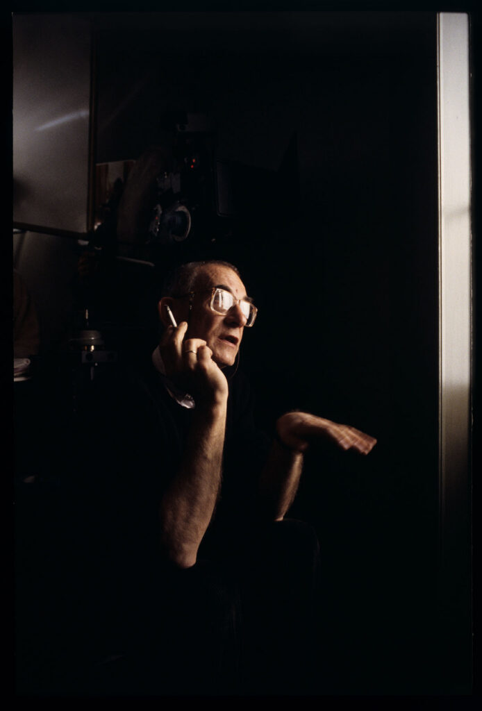 Krzysztof Kieślowski (reżyser) na planie zdjęciowym w mieszkaniu sędziego.