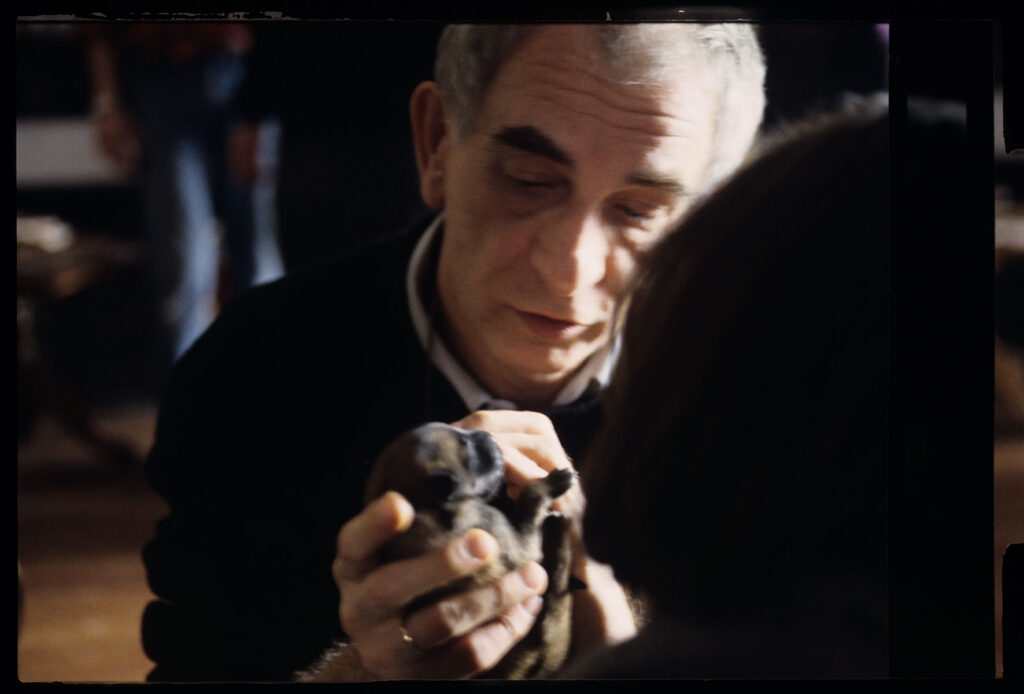 Krzysztof Kieślowski (reżyser) ze szczeniakiem urodzonym przez sukę Ritę, na planie zdjęciowym w mieszkaniu sędziego.