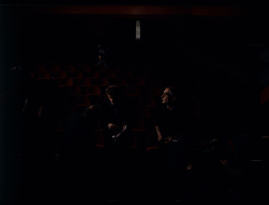Ekipa na planie zdjęciowym w teatrze podczas kręcenia sceny spotkania Valentine z sędzią.