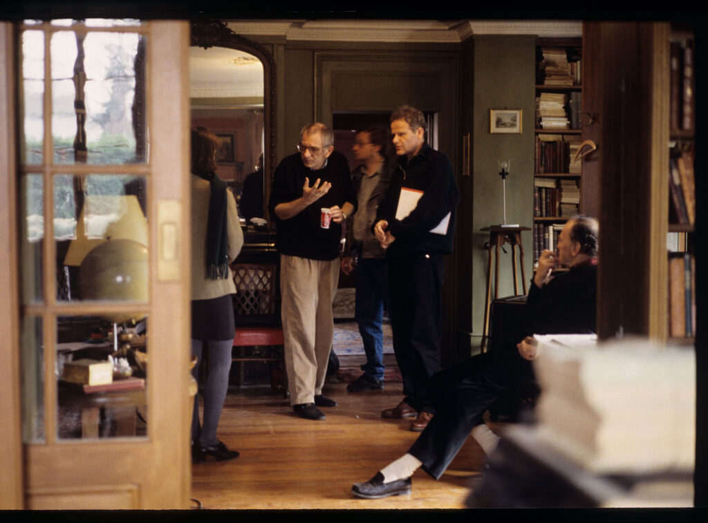 Krzysztof Kieślowski (reżyser) udziela wskazówek Irene Jacob (aktorka). Widoczni inni członkowie ekipy filmowej.