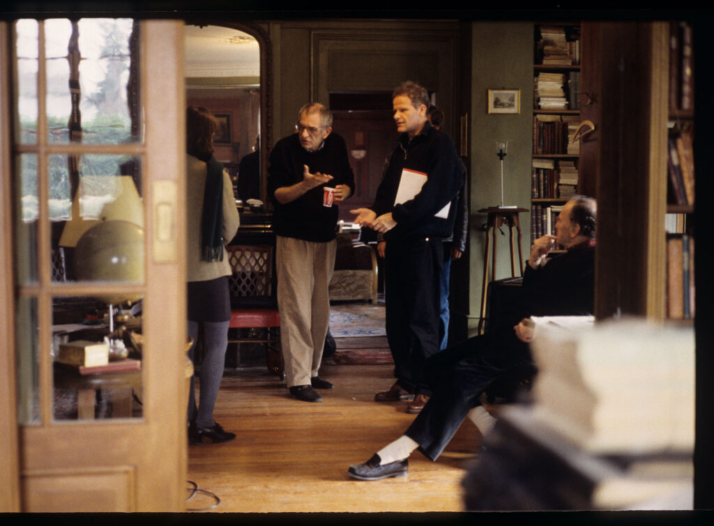Krzysztof Kieślowski (reżyser) udziela wskazówek Irene Jacob (aktorka). Widoczni inni członkowie ekipy filmowej.