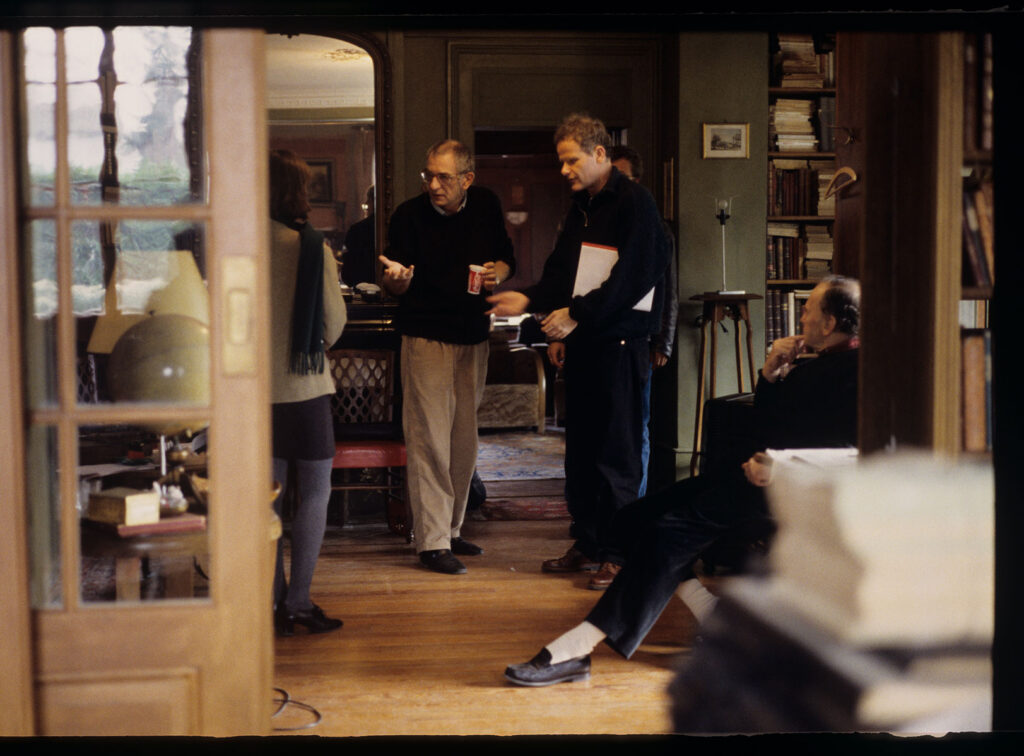 Krzysztof Kieślowski (reżyser) udziela wskazówek Irene Jacob (aktorka). Widoczni inni członkowie ekipy filmowej.
