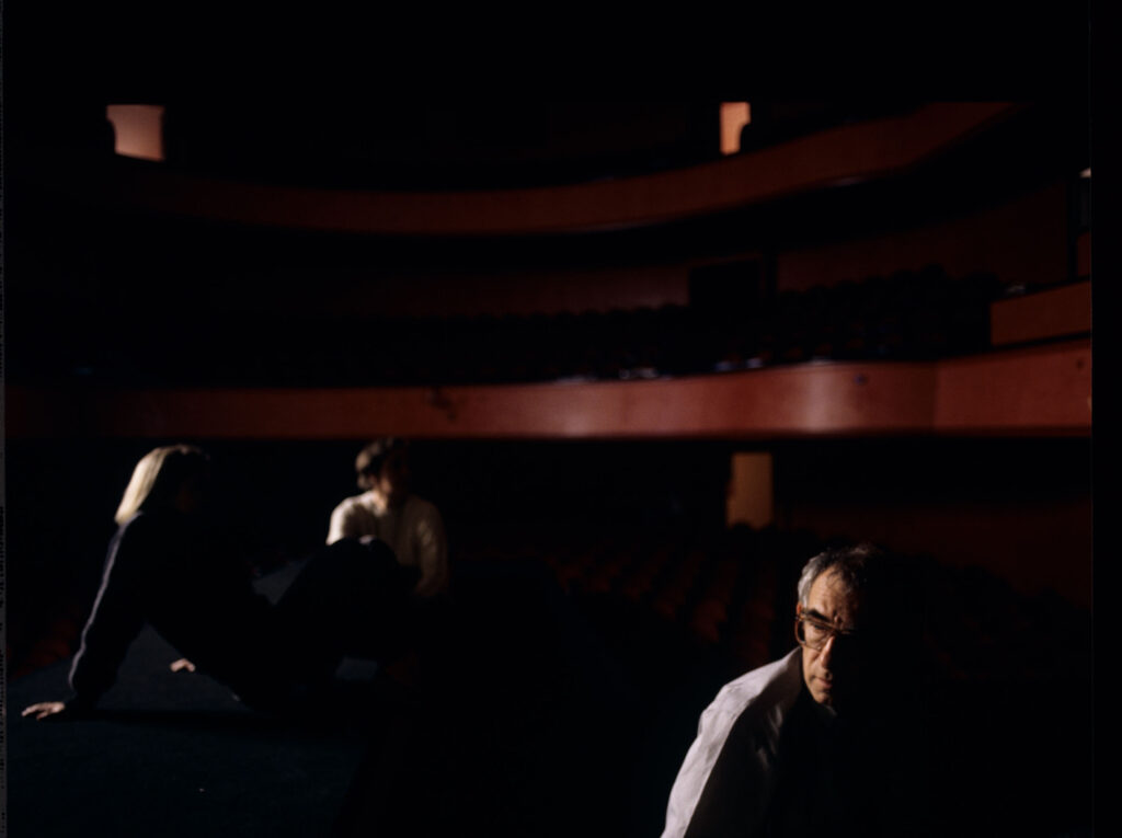 Krzysztof Kieślowski (reżyser) na planie zdjęciowym w teatrze, gdzie odbędzie się pokaz mody z udziałem Valentine.