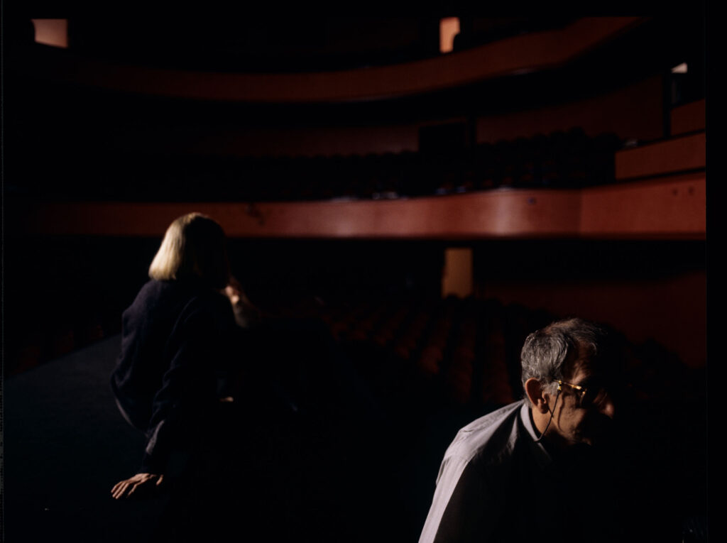 Krzysztof Kieślowski (reżyser) na planie zdjęciowym w teatrze, gdzie odbędzie się pokaz mody z udziałem Valentine.