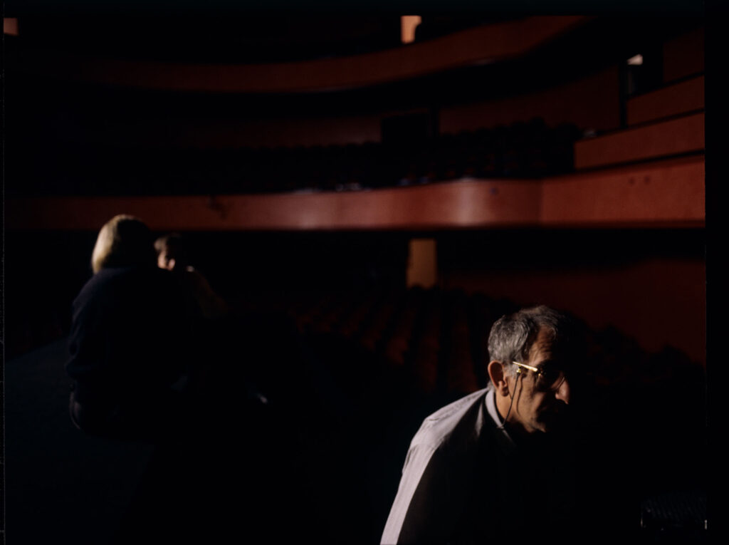 Krzysztof Kieślowski (reżyser) na planie zdjęciowym w teatrze, gdzie odbędzie się pokaz mody z udziałem Valentine.