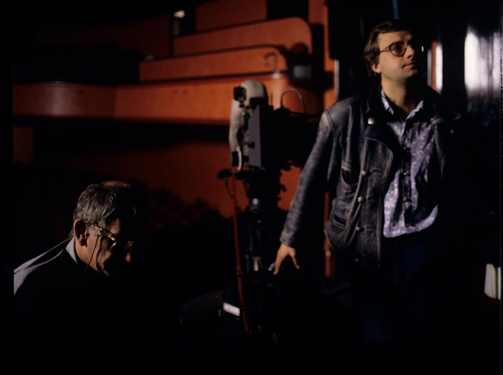 Krzysztof Kieślowski (reżyser) i Piotr Sobociński (operator) na planie w teatrze, gdzie odbędzie się pokaz mody Valentine.