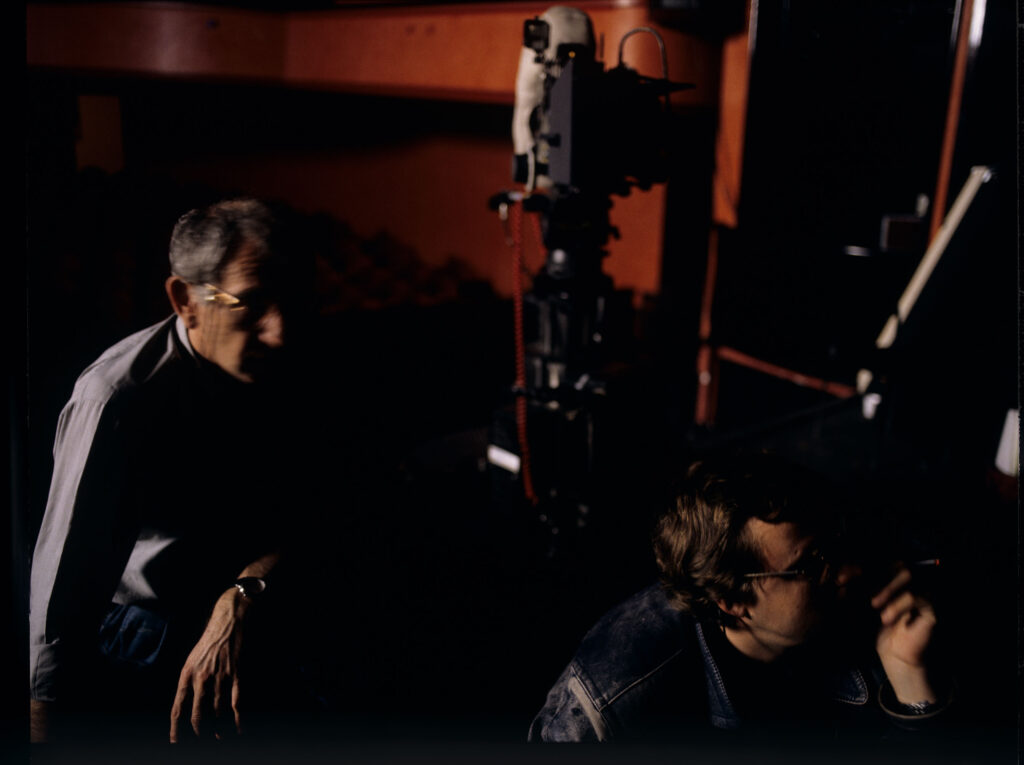 Krzysztof Kieślowski (reżyser) i Piotr Sobociński (operator) na planie w teatrze, gdzie odbędzie się pokaz mody Valentine.