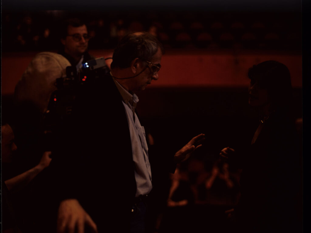 Krzysztof Kieślowski (reżyser) na planie zdjęciowym w teatrze, gdzie odbędzie się pokaz mody z udziałem Valentine