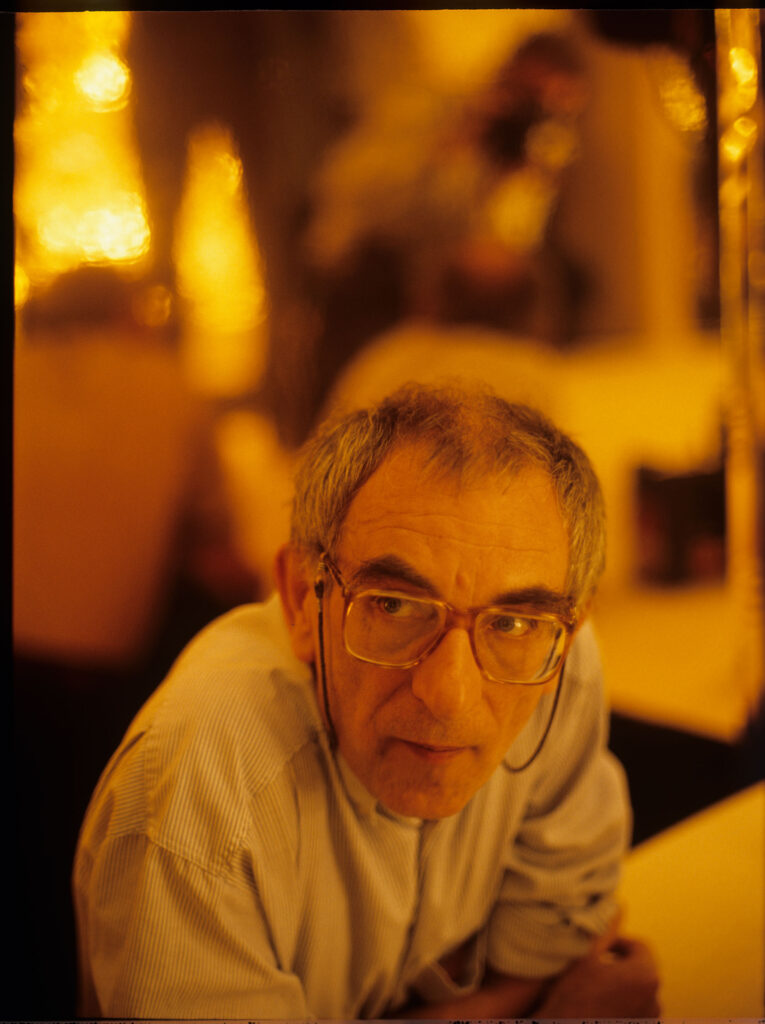 Krzysztof Kieślowski (reżyser) na planie pierwszego pokazu mody w filmie, wprowadzającego widza w życie zawodowe Valentine.