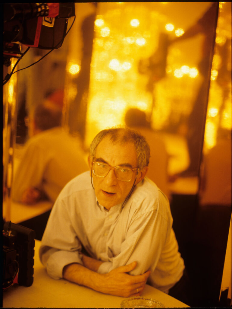 Krzysztof Kieślowski (reżyser) na planie pokazu mody w filmie, który ukazuje zawodowe życie Valentine.