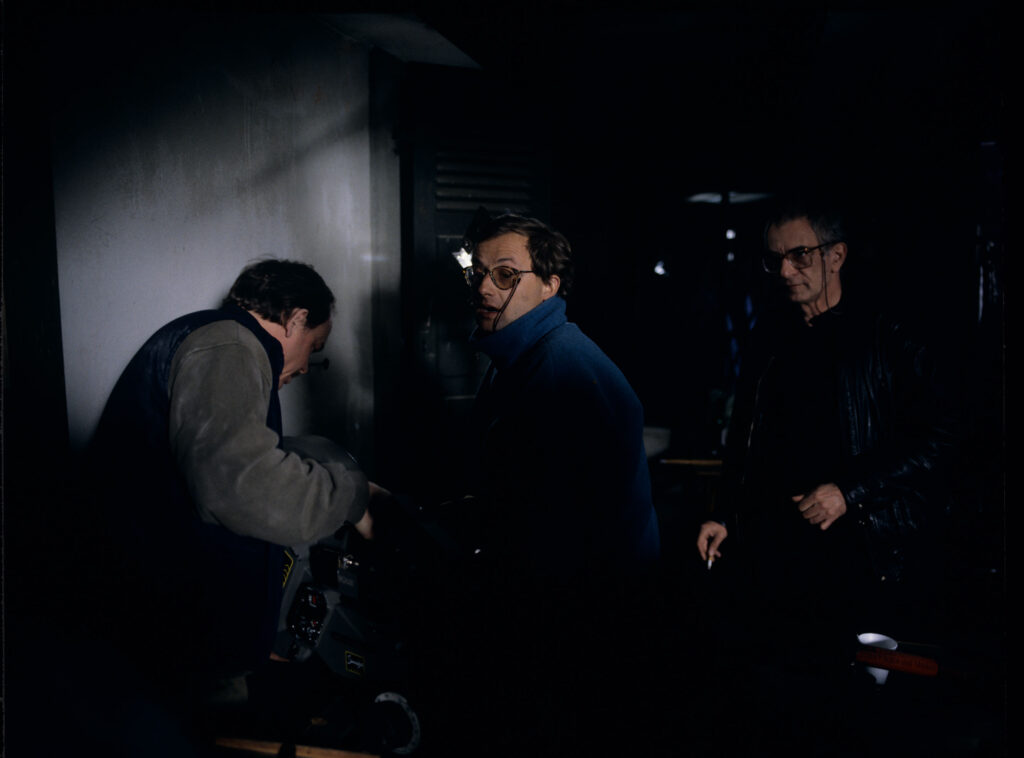 Kieślowski (reżyser), Sobociński (operator), Jedynak (współpraca operatorska) podczas kręcenia sceny.