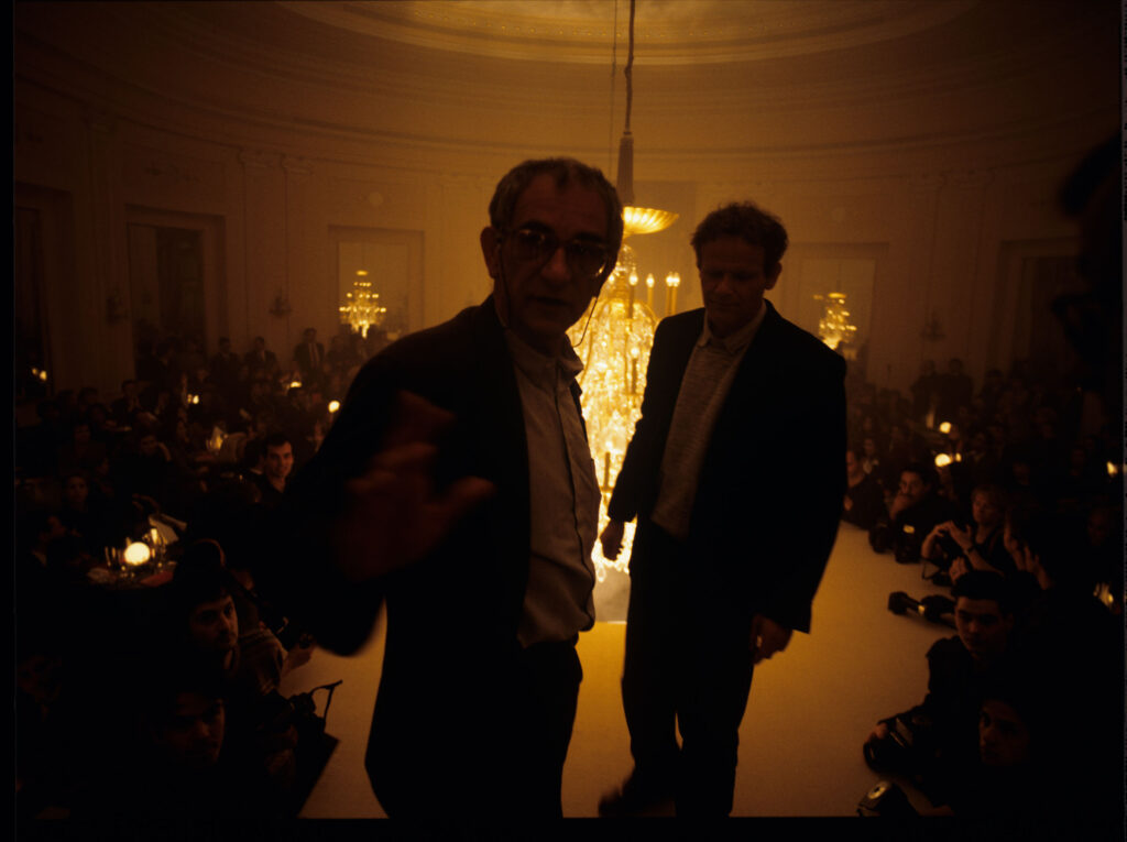 Krzysztof Kieślowski (reżyser) i Roman Gren (tłumacz) na planie zdjęciowym przed pokazem mody z udziałem Valentine.