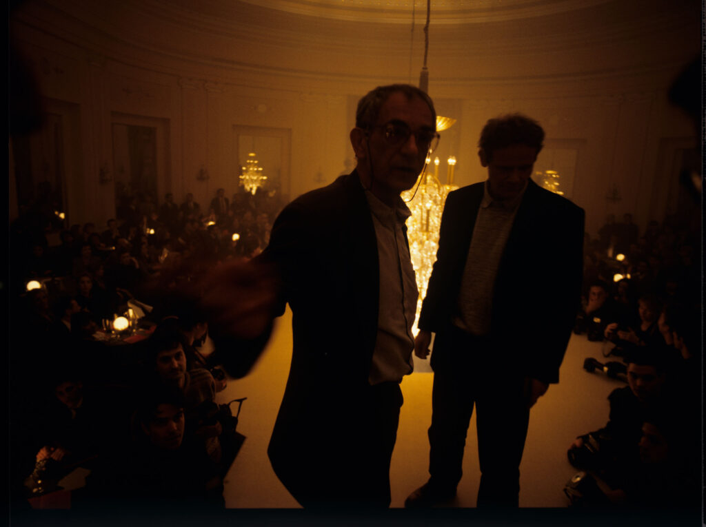 Krzysztof Kieślowski (reżyser) i Roman Gren (tłumacz) na planie zdjęciowym przed pokazem mody z udziałem Valentine.