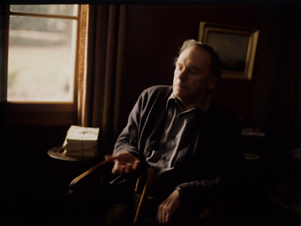 Emerytowany sędzia Joseph Kern (Jean-Louis Trintignant) w swoim mieszkaniu.
