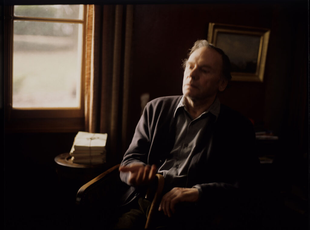 Emerytowany sędzia Joseph Kern (Jean-Louis Trintignant) w swoim mieszkaniu.