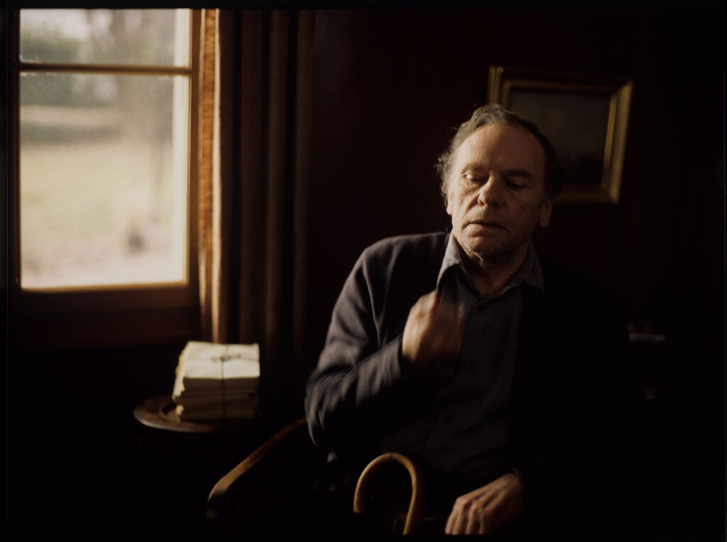 Emerytowany sędzia Joseph Kern (Jean-Louis Trintignant) w swoim mieszkaniu.
