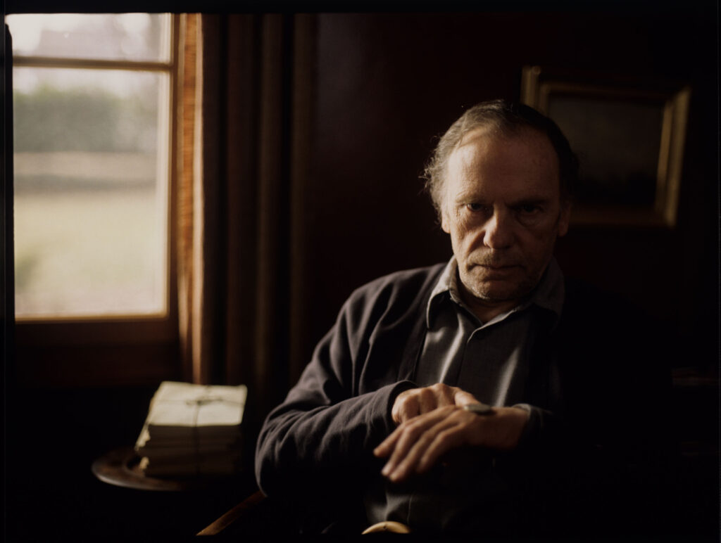 Emerytowany sędzia Joseph Kern (Jean-Louis Trintignant) w swoim mieszkaniu.
