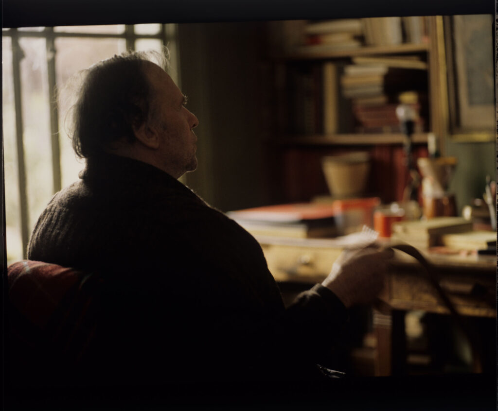 Emerytowany sędzia Joseph Kern (Jean-Louis Trintignant) w swoim mieszkaniu.