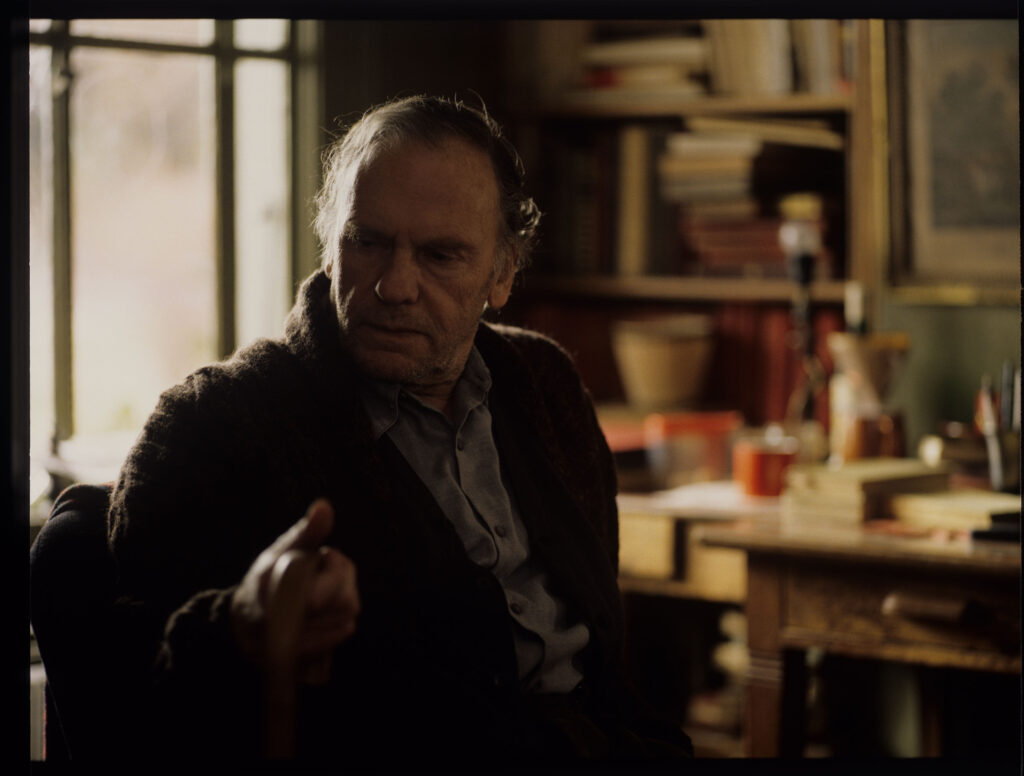 Emerytowany sędzia Joseph Kern (Jean-Louis Trintignant) w swoim mieszkaniu.