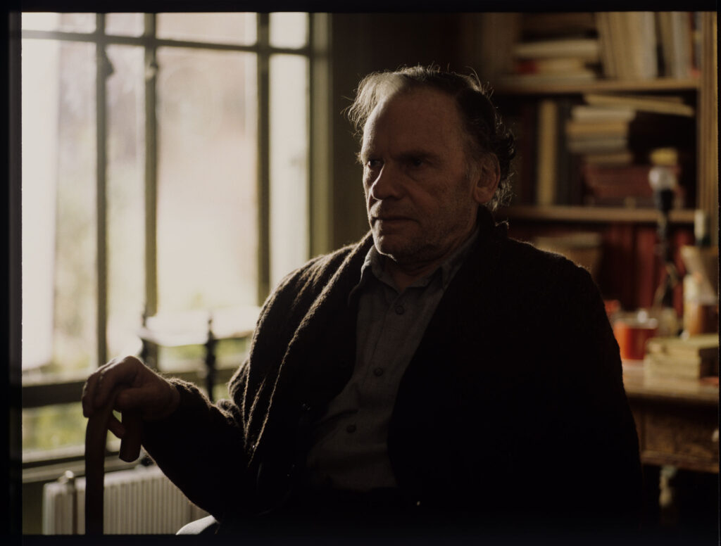 Emerytowany sędzia Joseph Kern (Jean-Louis Trintignant) w swoim mieszkaniu.