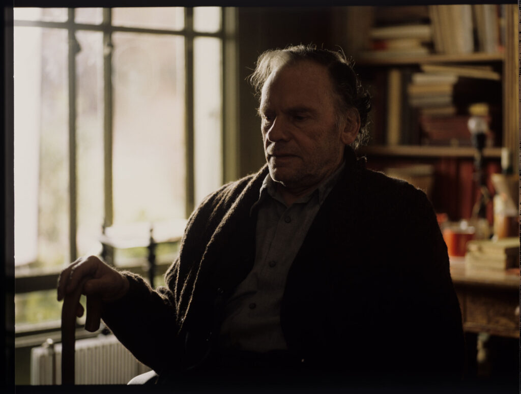 Emerytowany sędzia Joseph Kern (Jean-Louis Trintignant) w swoim mieszkaniu.